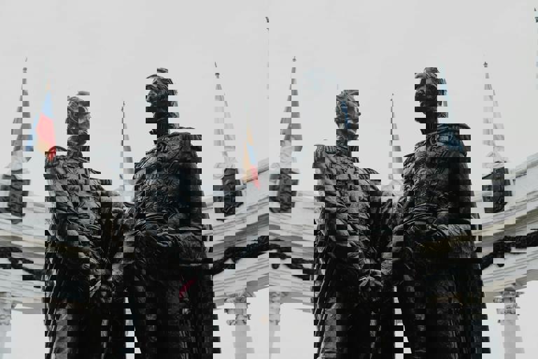 Renowned Sculptor Unveils Bronze Figures on Thames Riverside